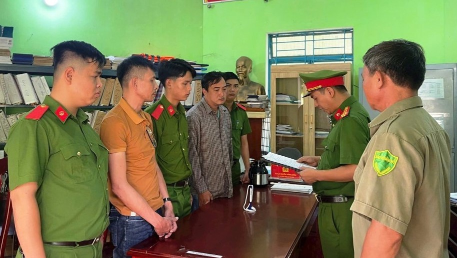 Cơ quan CSĐT Công an huyện Quế Sơn thi hành lệnh bắt tạm giam đối tượng Phi và Kha.