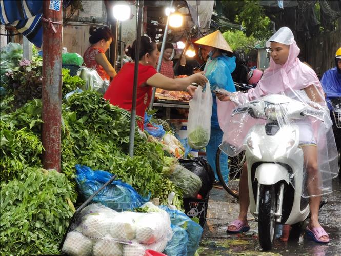 Đường phố thưa vắng, người dân tranh thủ đi chợ sớm