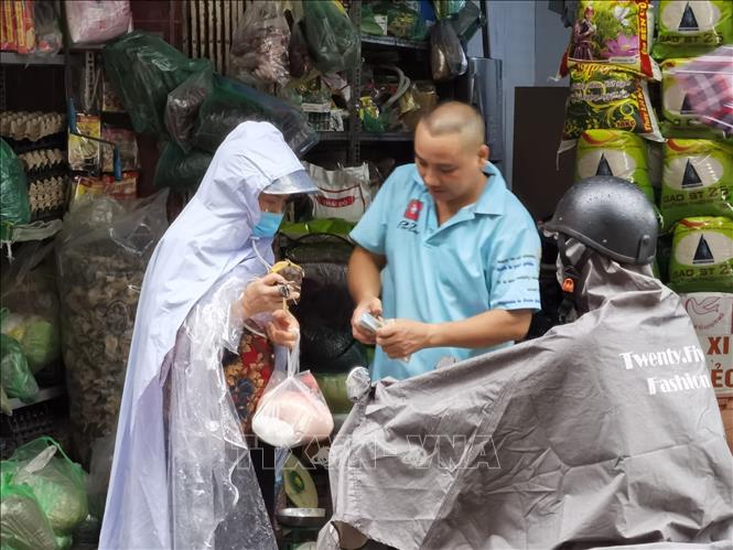 Đường phố thưa vắng, người dân tranh thủ đi chợ sớm