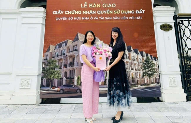 KITA Group liên tục bàn giao sổ đỏ tới tay khách hàng