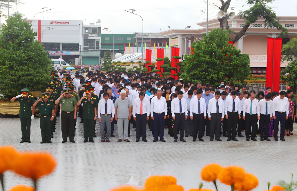 Lãnh đạo tỉnh Long An viếng các anh hùng liệt sĩ nhân Kỷ niệm 77 năm Ngày Thương binh - Liệt sỹ