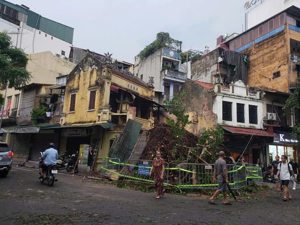 Mưa bão đã làm đổ cây khiến 3 người dân trên phố Hàng Cá bị thương, 2 xe máy bị hư hỏng. 