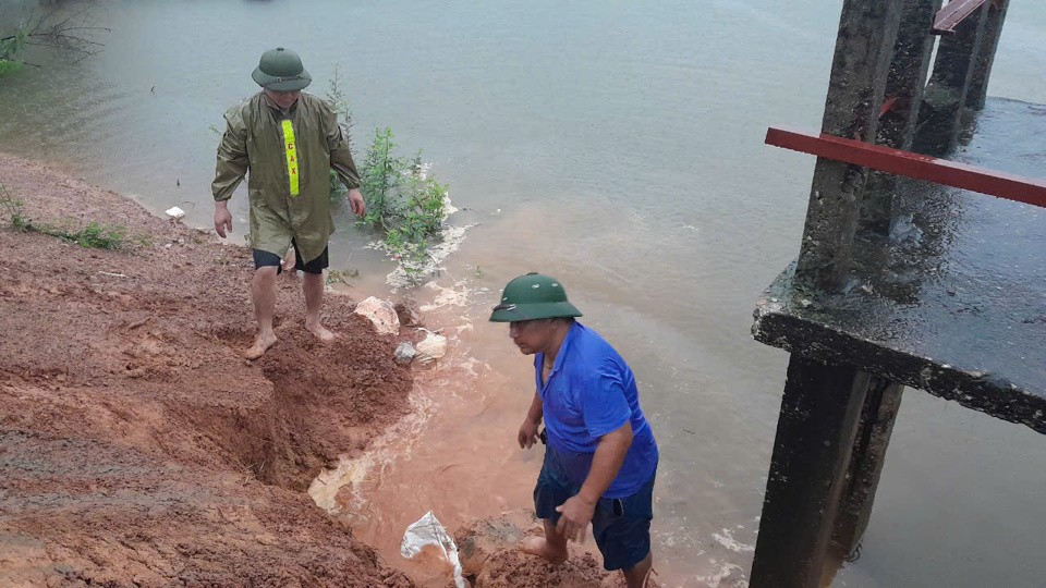 Đê bao Phú Bình (Phú Cát, Quốc Oai) bị sụt lún một bên sườn cống đập giáp taluy.