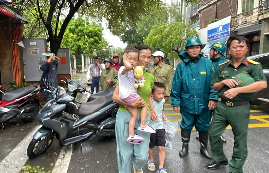 Quận Tây Hồ di dời khẩn cấp 14 hộ dân tránh bão Yagi