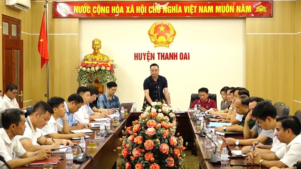 Chủ tịch UBND huyện Thanh Oai Bùi Văn Sáng - Trưởng ban chỉ huy PCTT&TKCN huyện phát biểu tại hội nghị