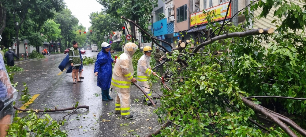 Công an Hà Nội cùng dân vượt bão Yagi