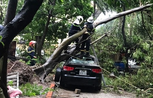 Công an Hà Nội cùng dân vượt bão Yagi