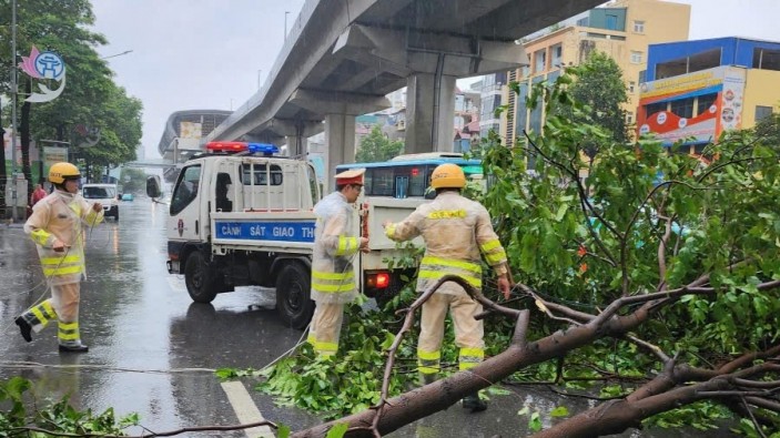 Lực lượng công an triển khai phương án dọn cây xanh gãy đổ ảnh hưởng giao thông