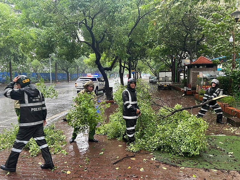 Cán bộ chiến sỹ Tiểu đoàn Cảnh sát đặc nhiệm - Trung đoàn Cảnh sát cơ động đi bảo vệ đoàn Phó Chủ tịch Quốc hội Lào, trên đường về gặp cây đổ chặn lối đi, đã nhanh chóng phối hợp cùng cảnh sát 113 cắt dọn cây gẫy, giải phóng tuyến đường để xe lưu thông