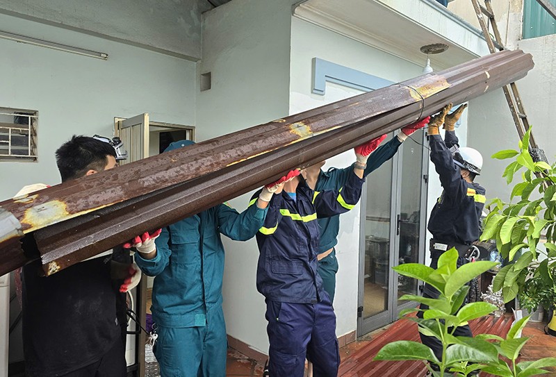 Công an quận Ba Đình phối hợp cùng các lực lượng hỗ trợ người dân trên địa bàn phòng, chống bão