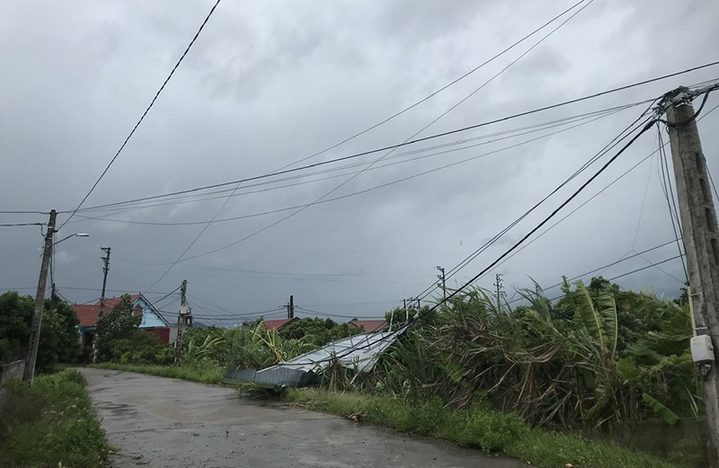 Tại Bắc Giang hệ thống lưới điện cũng bị bão số 3 kéo đổ nhiều cột, nhiều đường dây bị hư hỏng