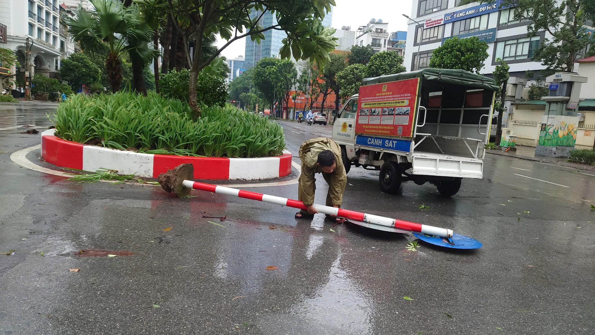 Lực lượng công an phường Liễu Giai (quận Ba Đình) nhanh chóng khắc phục sự cố do bão, đảo bảo giao thông thông suốt