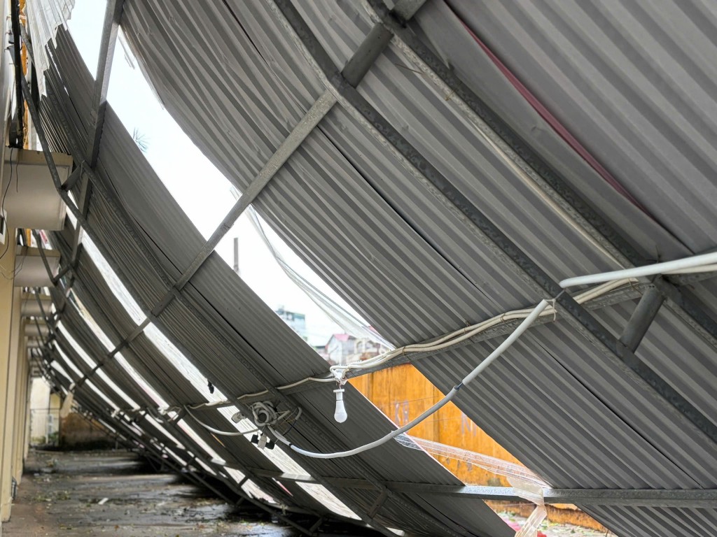 Giáo viên Hà Nội khẩn trương khắc phục hậu quả bão số 3 Giáo viên Hà Nội khẩn trương khắc phục hậu quả bão số 3