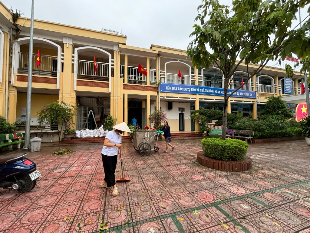 Giáo viên Hà Nội khẩn trương khắc phục hậu quả bão số 3 Giáo viên Hà Nội khẩn trương khắc phục hậu quả bão số 3