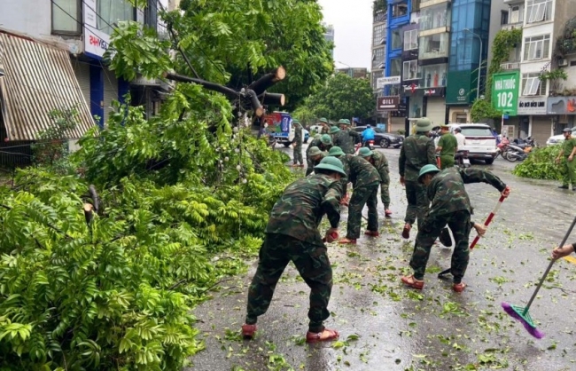 Quận Ba Đình khẩn trương khắc phục sự cố sau cơn bão số 3