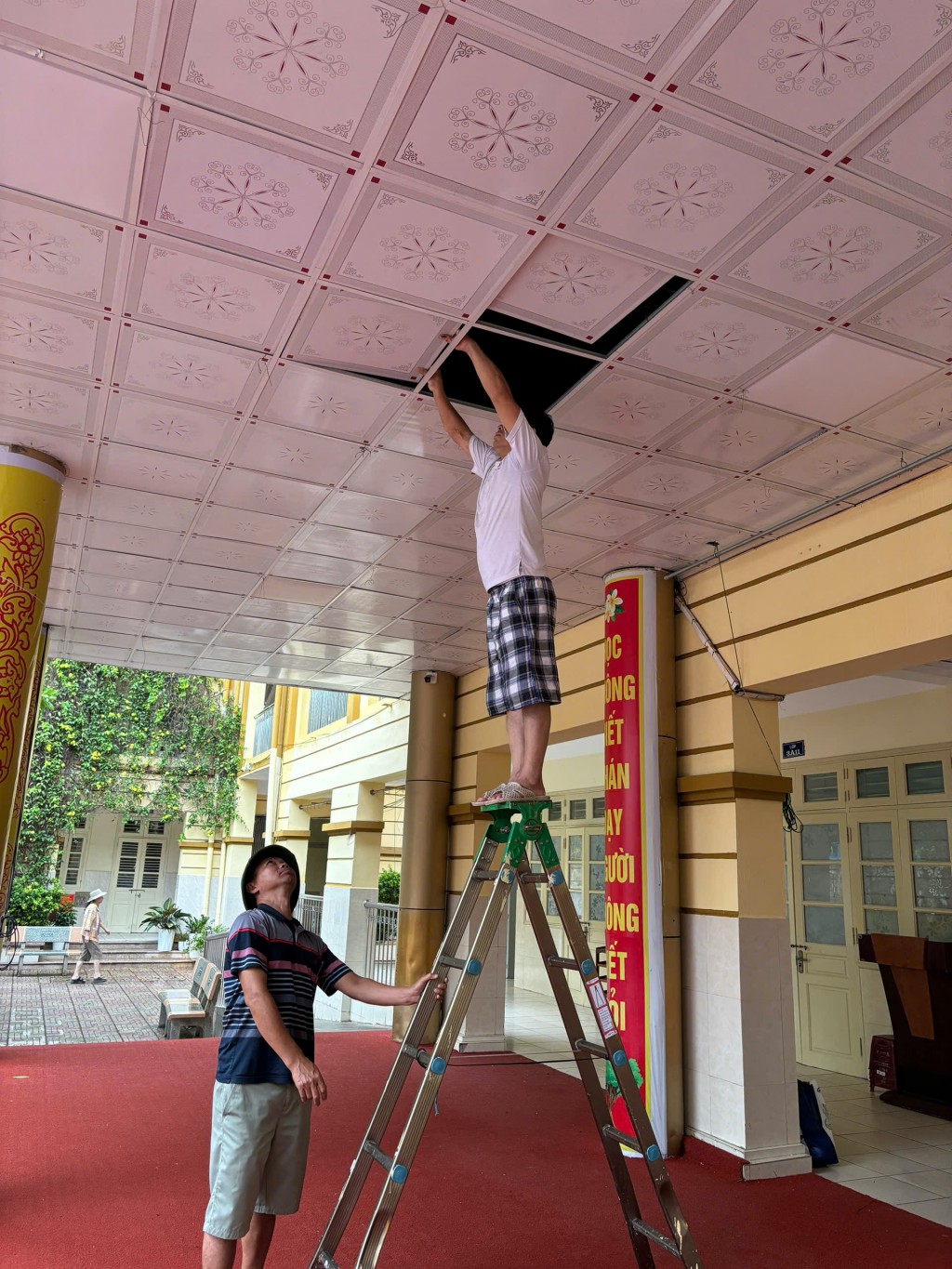 Giáo viên Hà Nội khẩn trương khắc phục hậu quả bão số 3 Giáo viên Hà Nội khẩn trương khắc phục hậu quả bão số 3