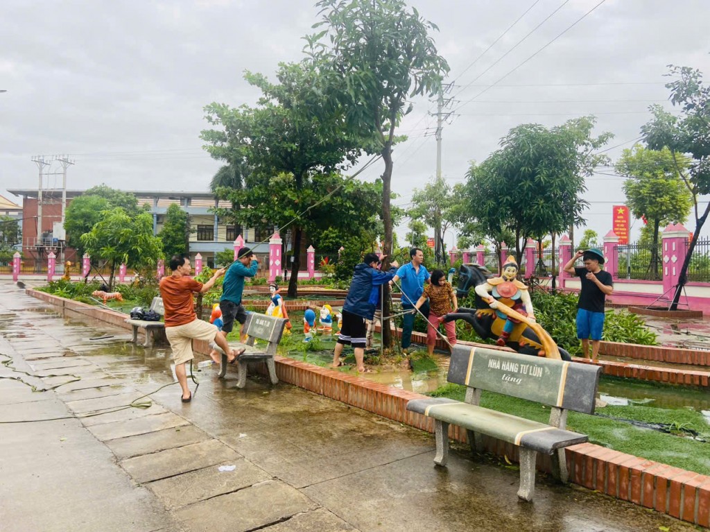 Giáo viên Hà Nội khẩn trương khắc phục hậu quả bão số 3 Giáo viên Hà Nội khẩn trương khắc phục hậu quả bão số 3