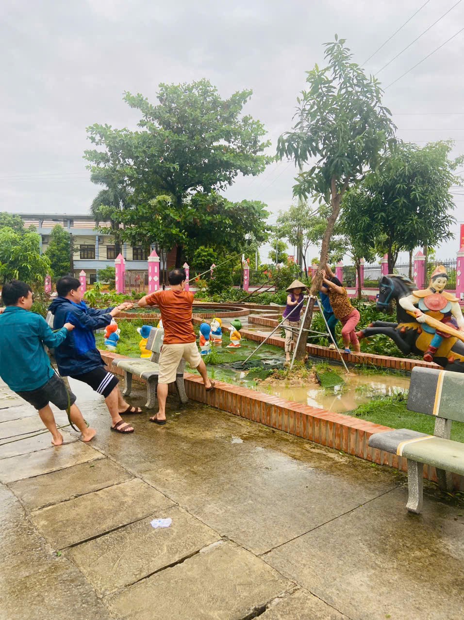 Giáo viên Hà Nội khẩn trương khắc phục hậu quả bão số 3 Giáo viên Hà Nội khẩn trương khắc phục hậu quả bão số 3