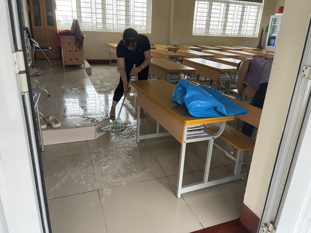 Giáo viên Hà Nội khẩn trương khắc phục hậu quả bão số 3 Giáo viên Hà Nội khẩn trương khắc phục hậu quả bão số 3