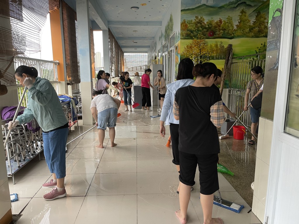Giáo viên Hà Nội khẩn trương khắc phục hậu quả bão số 3 Giáo viên Hà Nội khẩn trương khắc phục hậu quả bão số 3