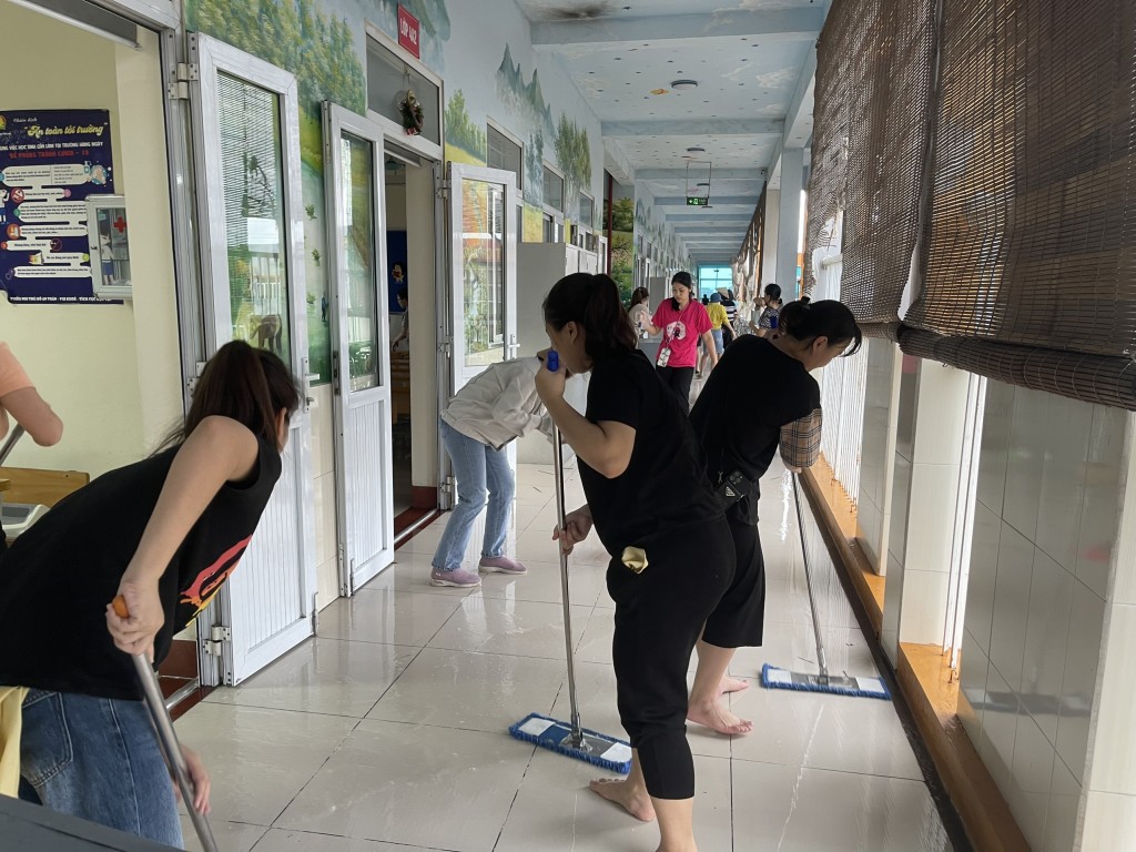 Giáo viên Hà Nội khẩn trương khắc phục hậu quả bão số 3 Giáo viên Hà Nội khẩn trương khắc phục hậu quả bão số 3