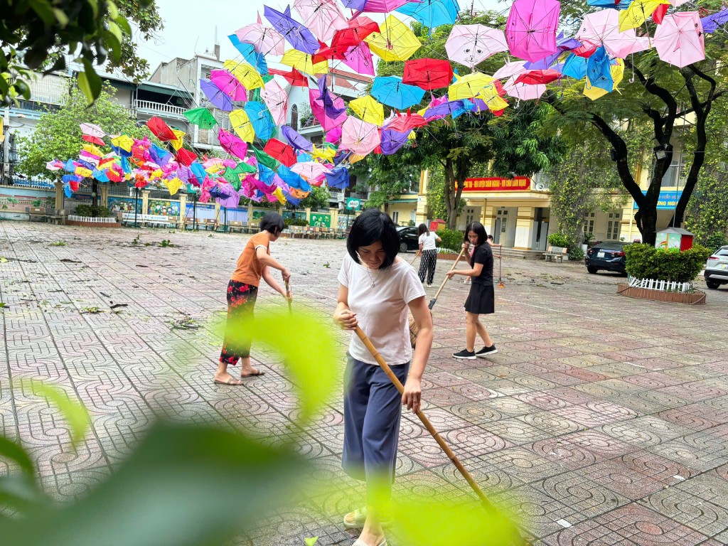 Giáo viên Hà Nội khẩn trương khắc phục hậu quả bão số 3 Giáo viên Hà Nội khẩn trương khắc phục hậu quả bão số 3
