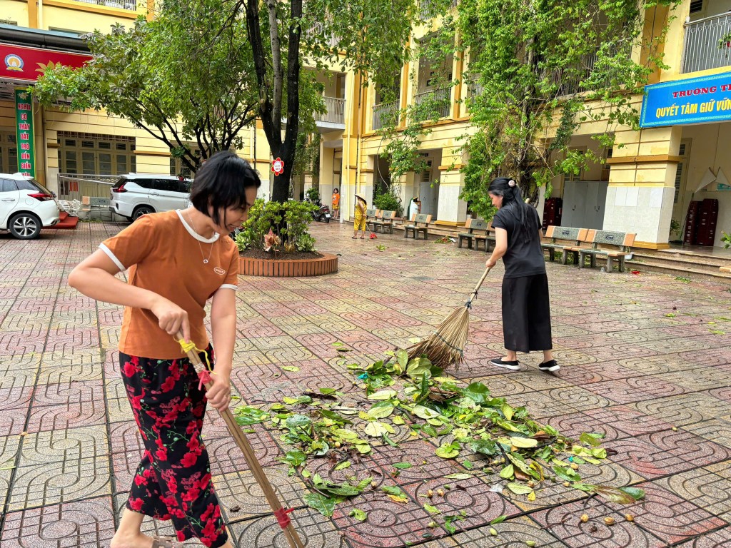 Giáo viên Hà Nội khẩn trương khắc phục hậu quả bão số 3