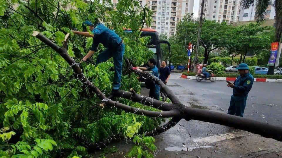 Chiến sĩ Thủ đô cùng Nhân dân khắc phục hậu quả sau bão