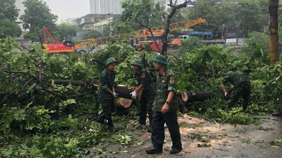 Chiến sĩ Thủ đô cùng Nhân dân khắc phục hậu quả sau bão