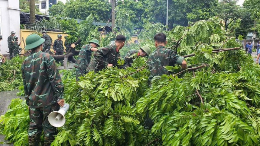 Chiến sĩ Thủ đô cùng Nhân dân khắc phục hậu quả sau bão