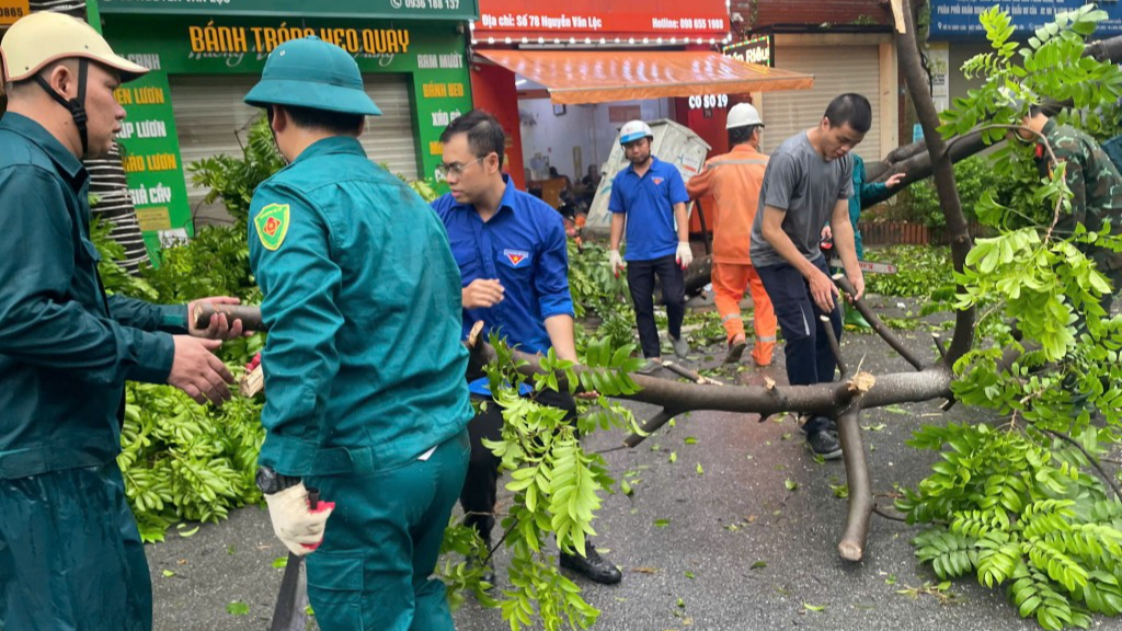 Chiến sĩ Thủ đô cùng Nhân dân khắc phục hậu quả sau bão