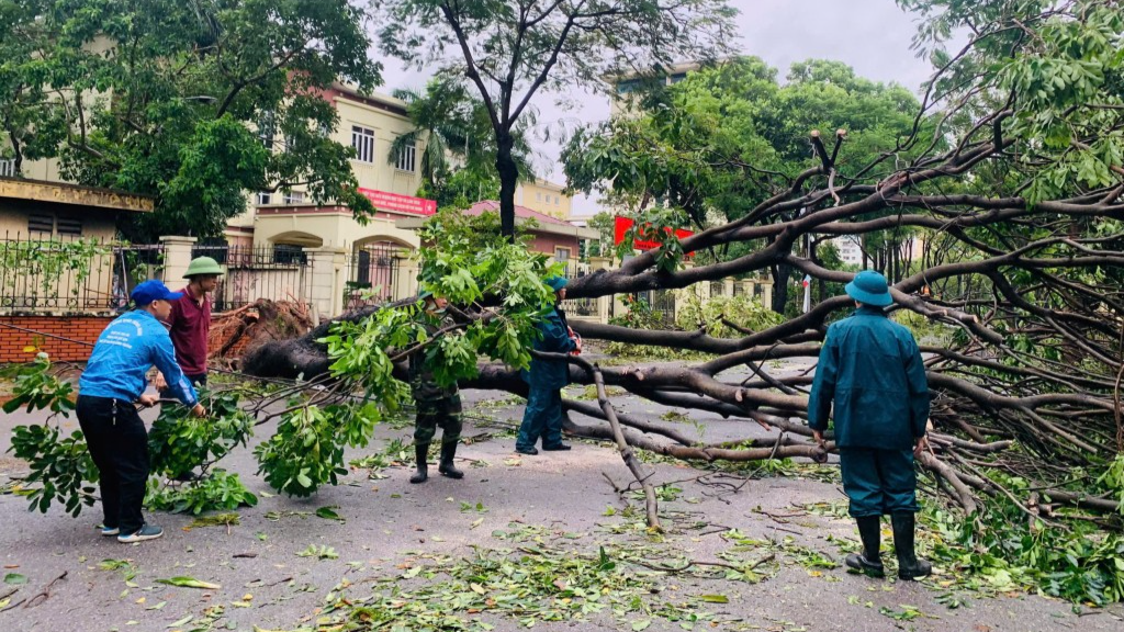 Chiến sĩ Thủ đô cùng Nhân dân khắc phục hậu quả sau bão