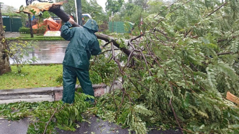 Chiến sĩ Thủ đô cùng Nhân dân khắc phục hậu quả sau bão