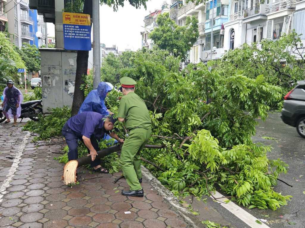 Quận Ba Đình khẩn trương khắc phục sự cố sau cơn bão số 3