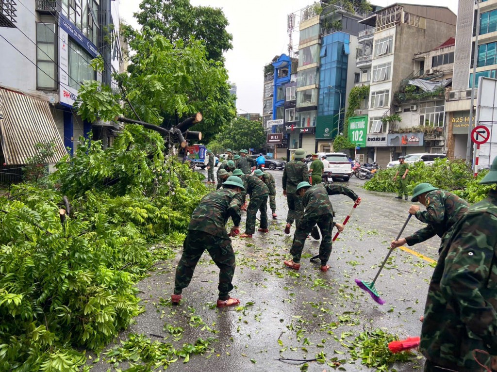 Quận Ba Đình khẩn trương khắc phục sự cố sau cơn bão số 3