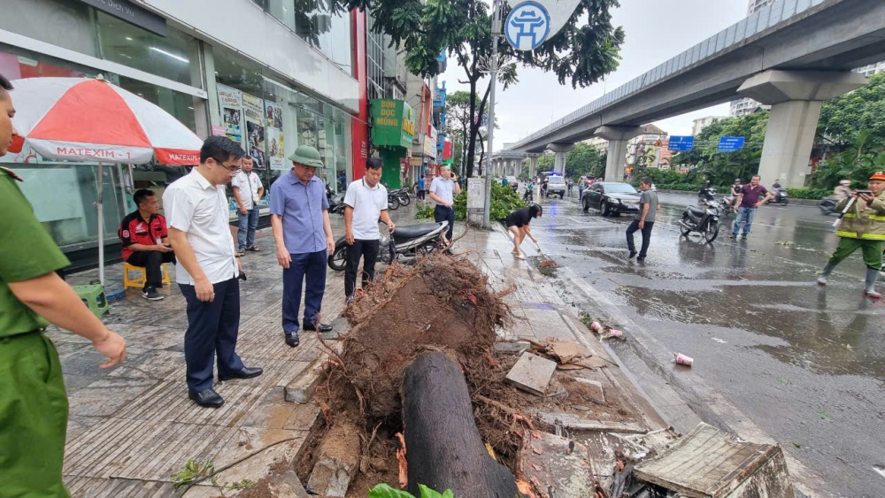 Phó Chủ tịch UBND TP Hà Nội Hà Minh Hải kiểm tra công tác khắc phục hậu quả của mưa bão