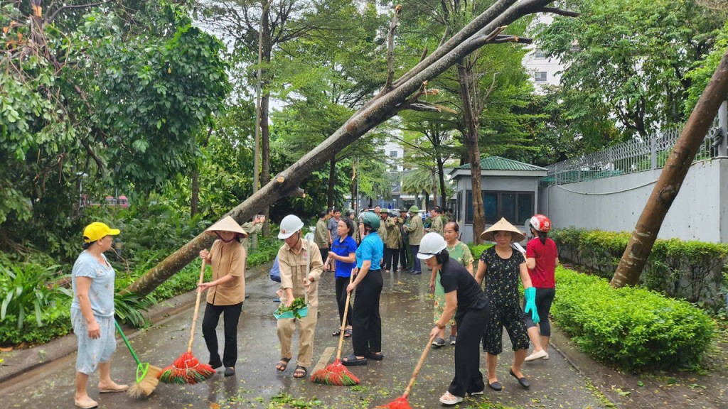 Phụ nữ Thủ đô chung tay khắc phục hậu quả của bão số 3