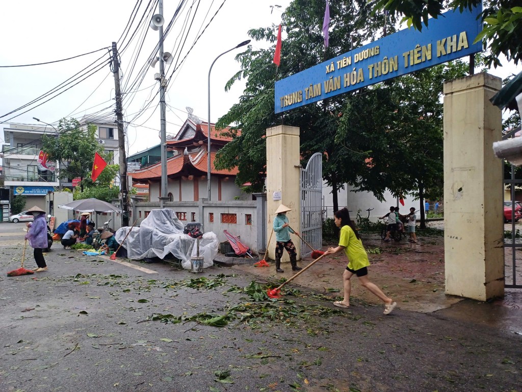 Phụ nữ Thủ đô chung tay khắc phục hậu quả của bão số 3