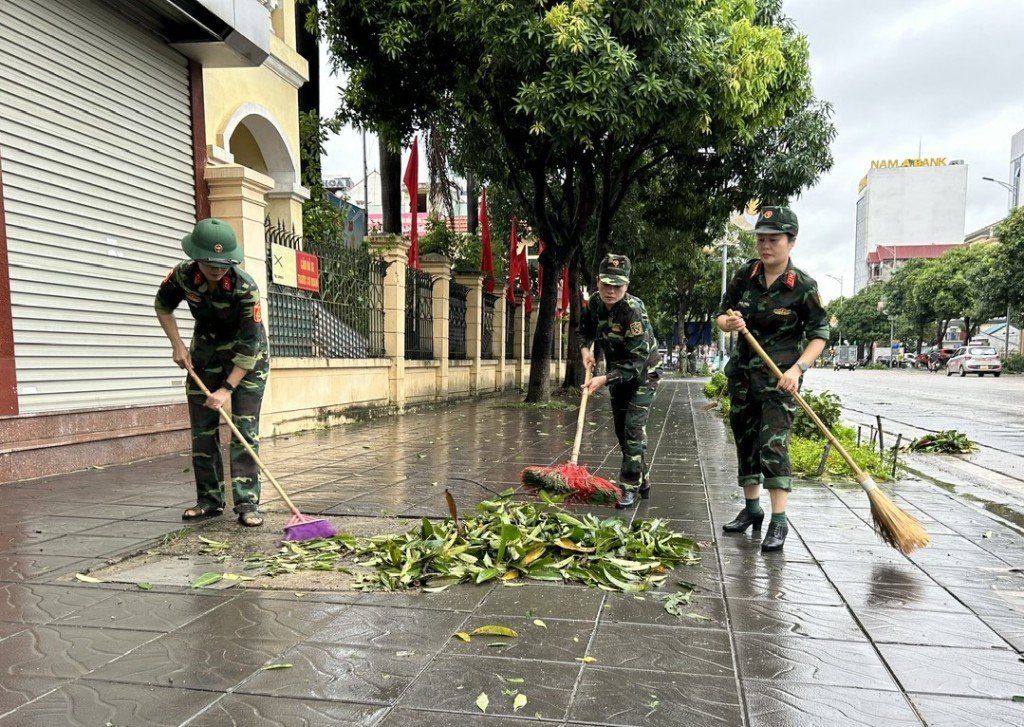 Phụ nữ Thủ đô chung tay khắc phục hậu quả của bão số 3