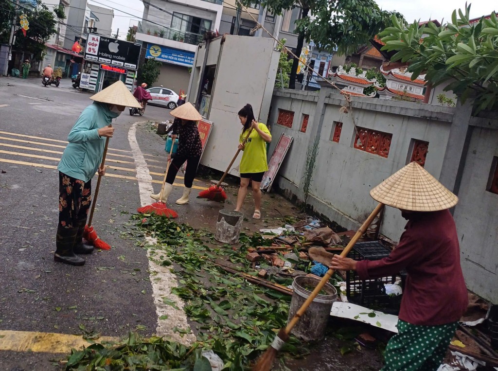 Phụ nữ Thủ đô chung tay khắc phục hậu quả của bão số 3