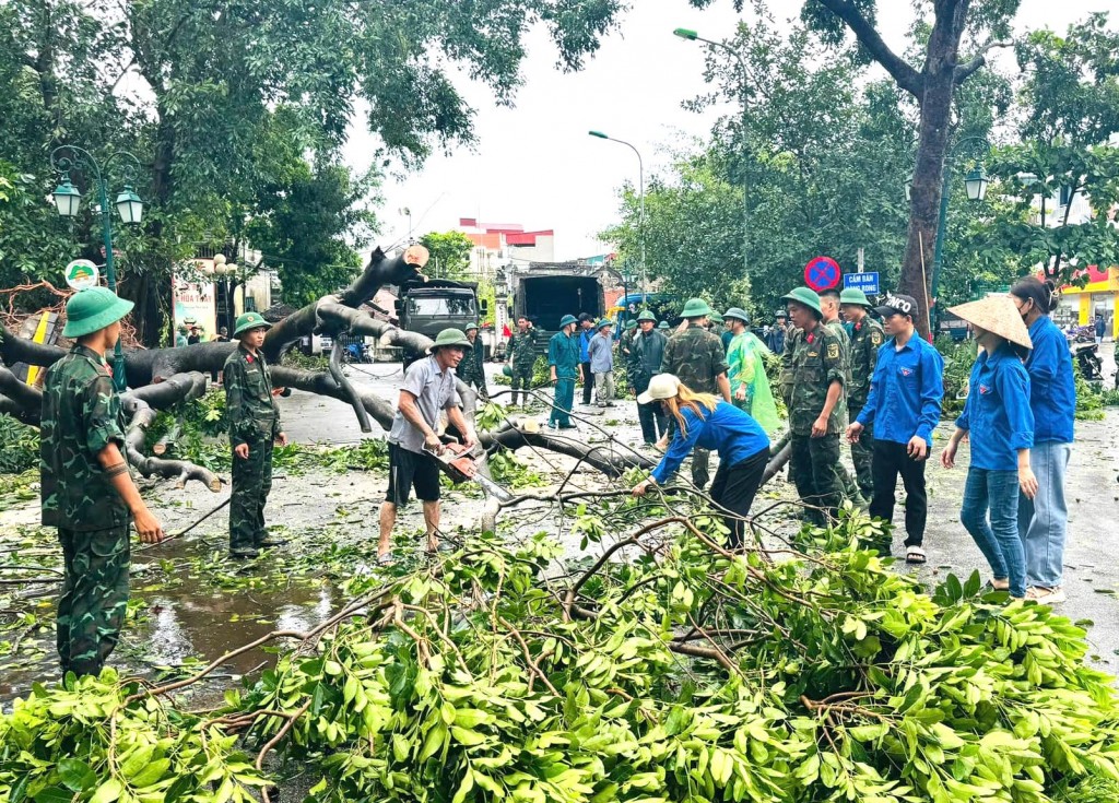 Không để người dân gặp khó khăn do ảnh hưởng bởi mưa bão