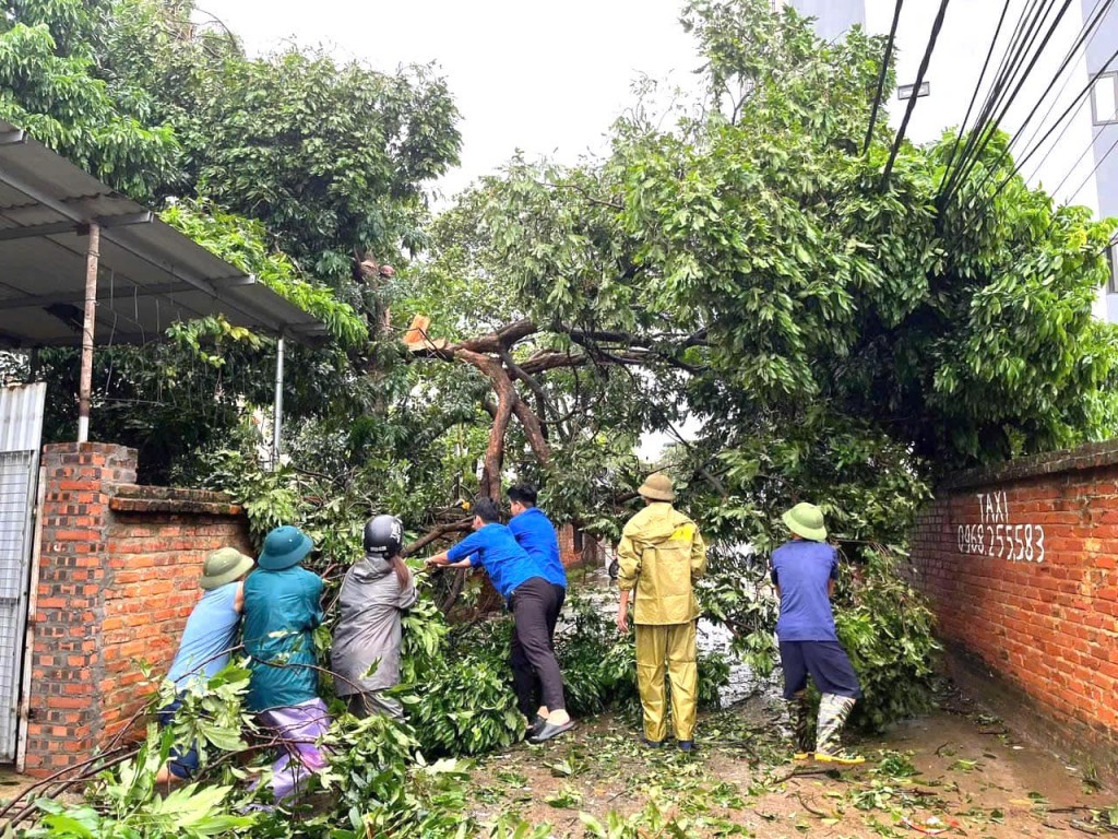 Không để người dân gặp khó khăn do ảnh hưởng bởi mưa bão