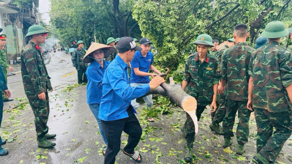 Không để người dân gặp khó khăn do ảnh hưởng bởi mưa bão