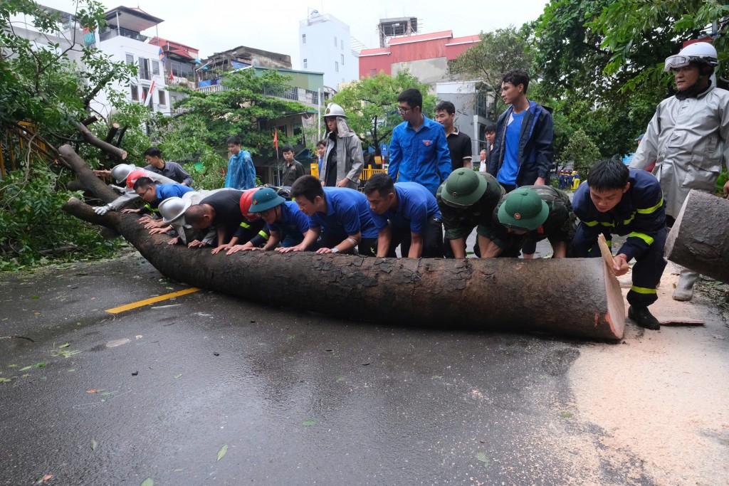 Tuổi trẻ Long Biên ra quân hỗ trợ Nhân dân sau mưa bão tại phố Ngọc Lâm