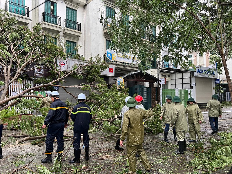 Các lực lượng chức năng quận Nam Từ Liêm đang khẩn trương phối hợp khắc phục hậu quả do bão số 3 gây ra 