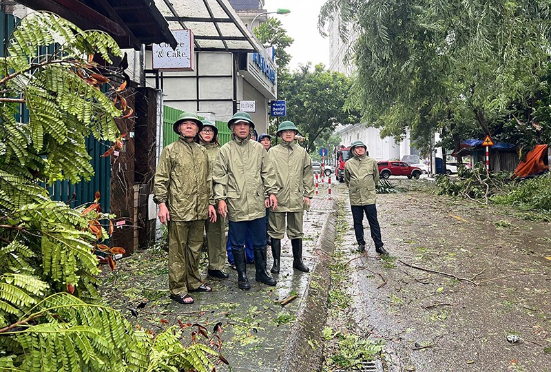 Phó Chủ tịch UBND quận Nam Từ Liêm Phùng Ngọc Sơn cùng tổ công tác xuống hiện trường chỉ đạo lực lượng chức năng nhanh chóng khắc phục thiệt hại do bão số 3 gây ra