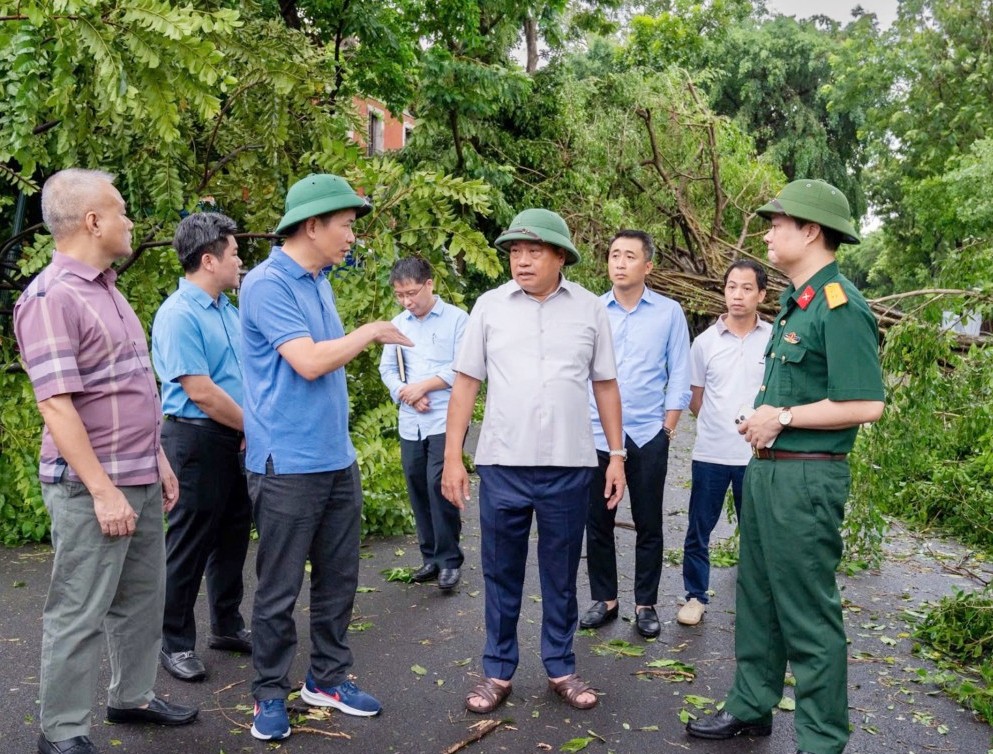 Chủ tịch UBND thành phố Hà Nội Trần Sỹ Thanh thị sát hiện trường, kiểm tra công tác khắc phục hậu quả bão số 3 tại quận Hoàn Kiếm.