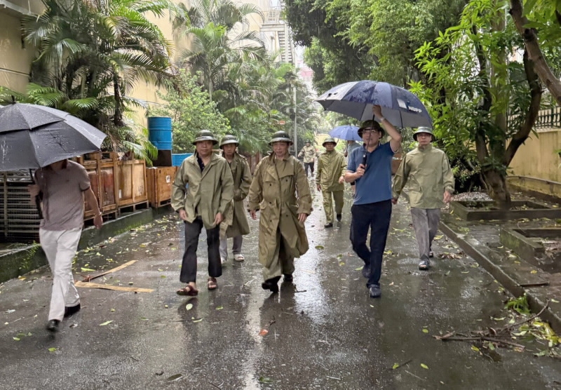 Phó Thống đốc Thường trực Đào Minh Tú thị sát công tác ứng phó bão Yagi