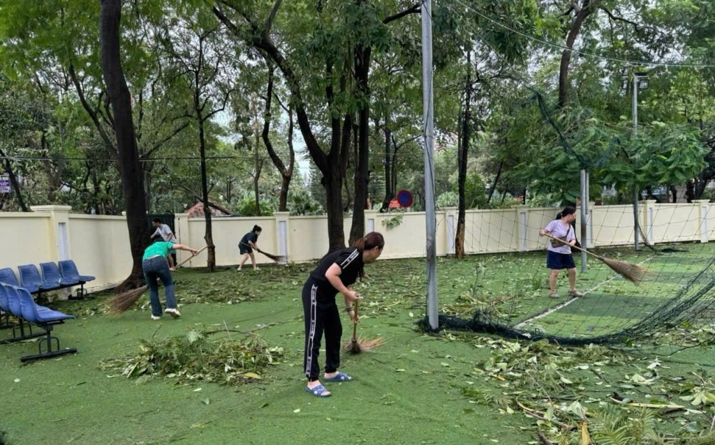 Giáo viên trường Tiểu học Đền Lừ dọn vệ sinh sau bão