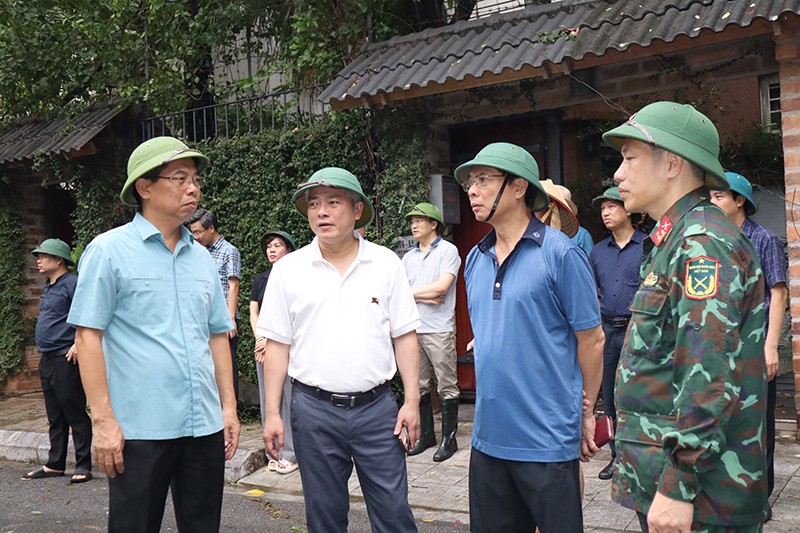 Đồng chí Lâm Quang Thao - Phó Bí thư Thường trực Quận ủy Nam Từ Liêm dẫn đầu đoàn công tác xuống hiện trường chỉ đạo công tác khắc phục hậu quả do bão số 3 gây ra